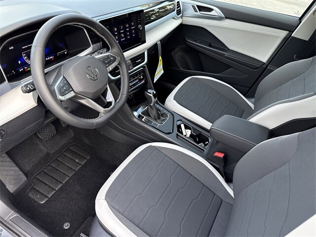 2025 Volkswagen Taos SE photo 3