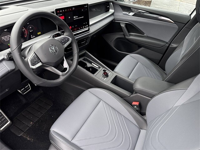 2026 Volkswagen Tiguan SE R-Line Black photo 4