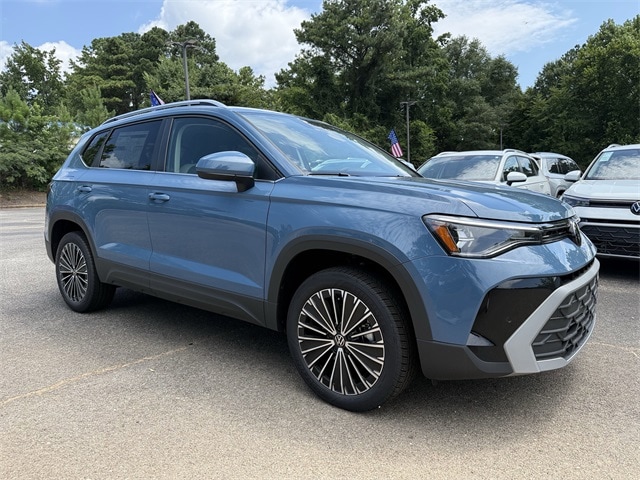 2025 Volkswagen Taos SE's photo