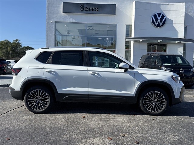 2025 Volkswagen Taos SE photo 3