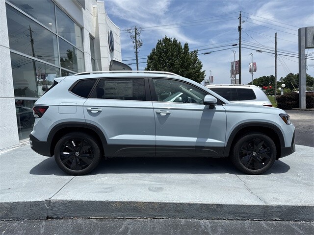 2025 Volkswagen Taos SE photo 3