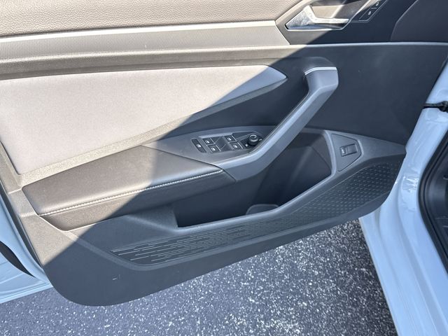 2025 Volkswagen Jetta SE - Photo 8