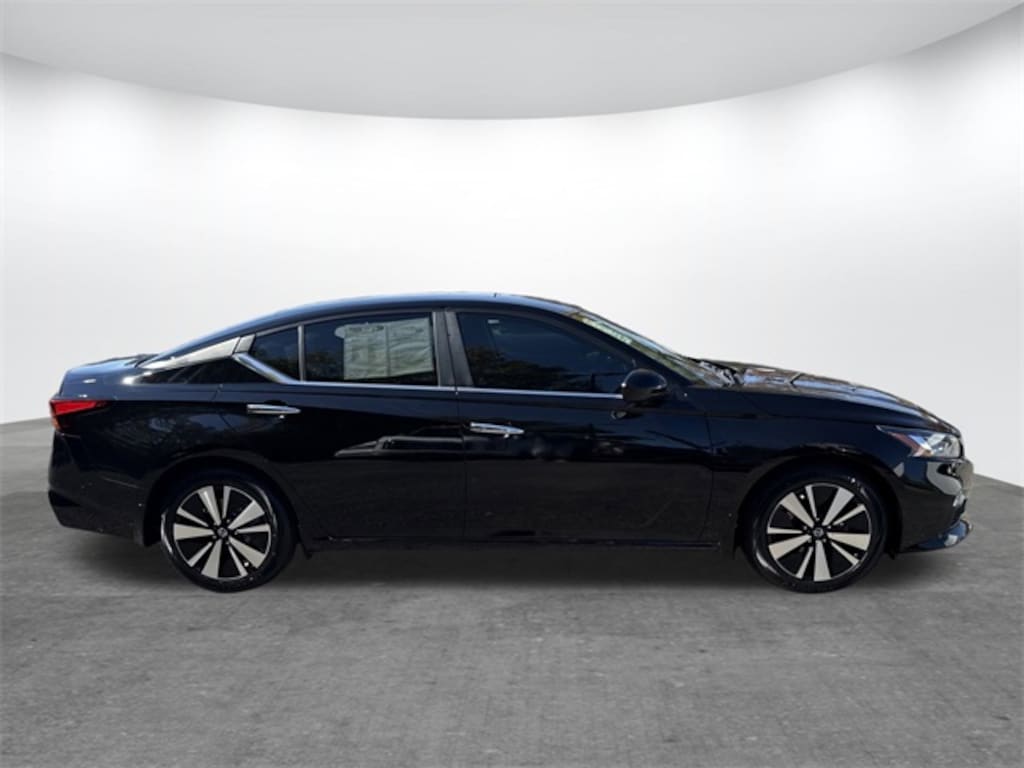 Used 2022 Nissan Altima 2.5 SV Sedan