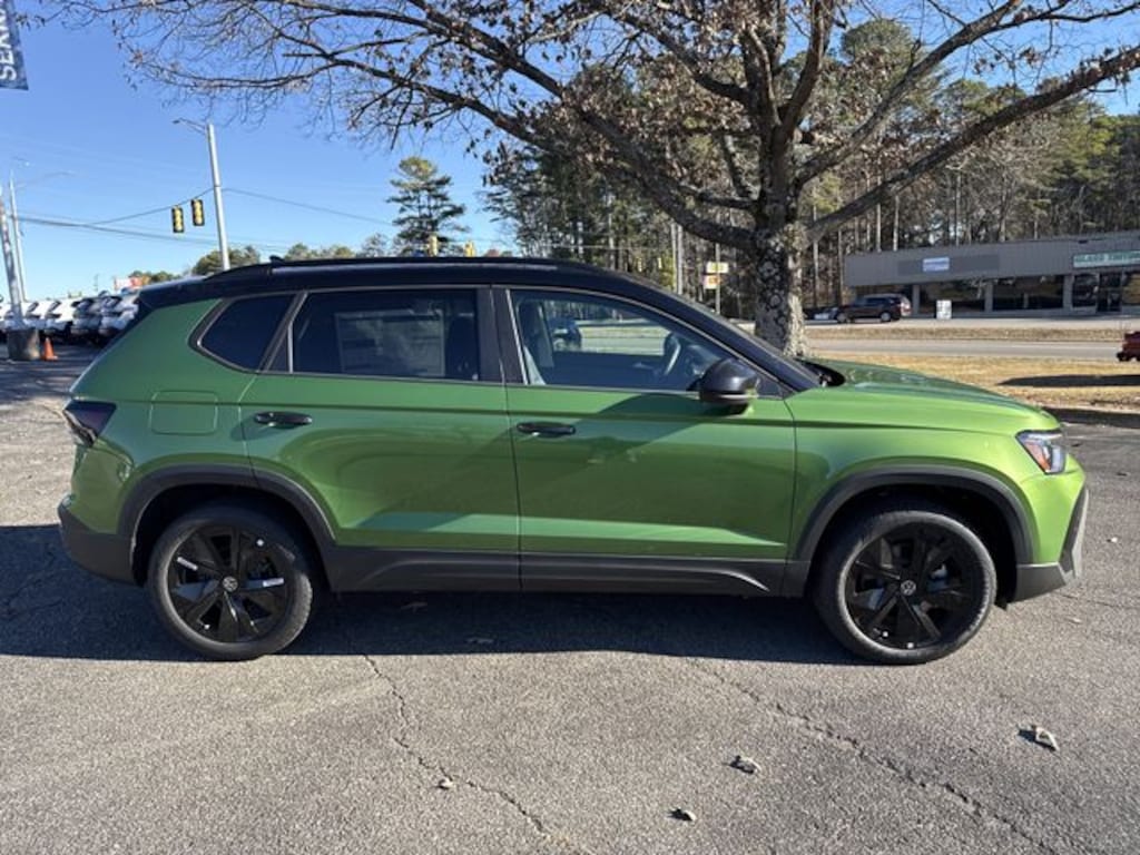 New 2026 Volkswagen Taos 1.5T SE Black SUV