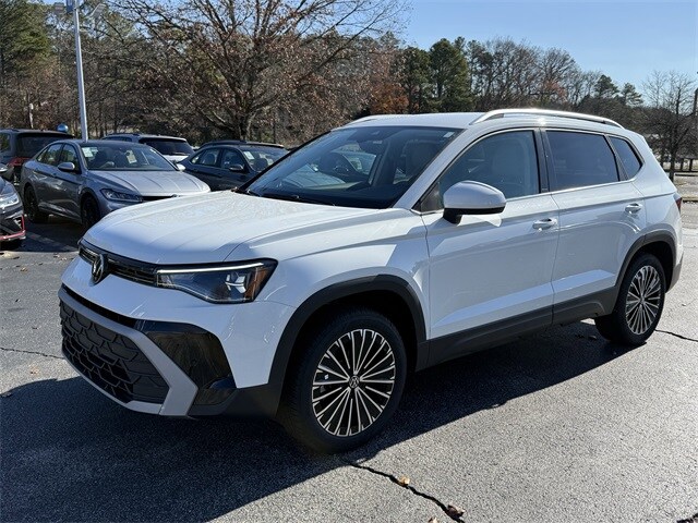 2025 Volkswagen Taos SE photo 2