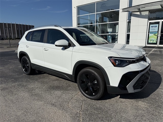 2025 Volkswagen Taos SE's photo