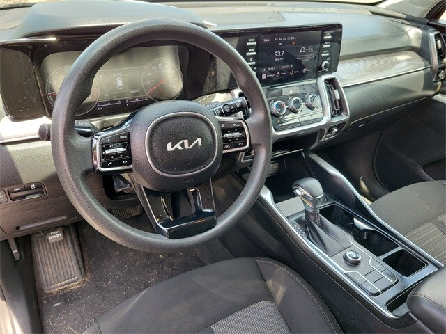 2023 Kia Sorento LX photo 4