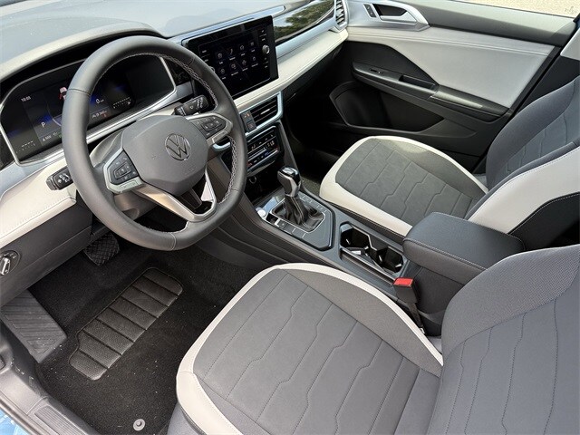 2025 Volkswagen Taos SE photo 4