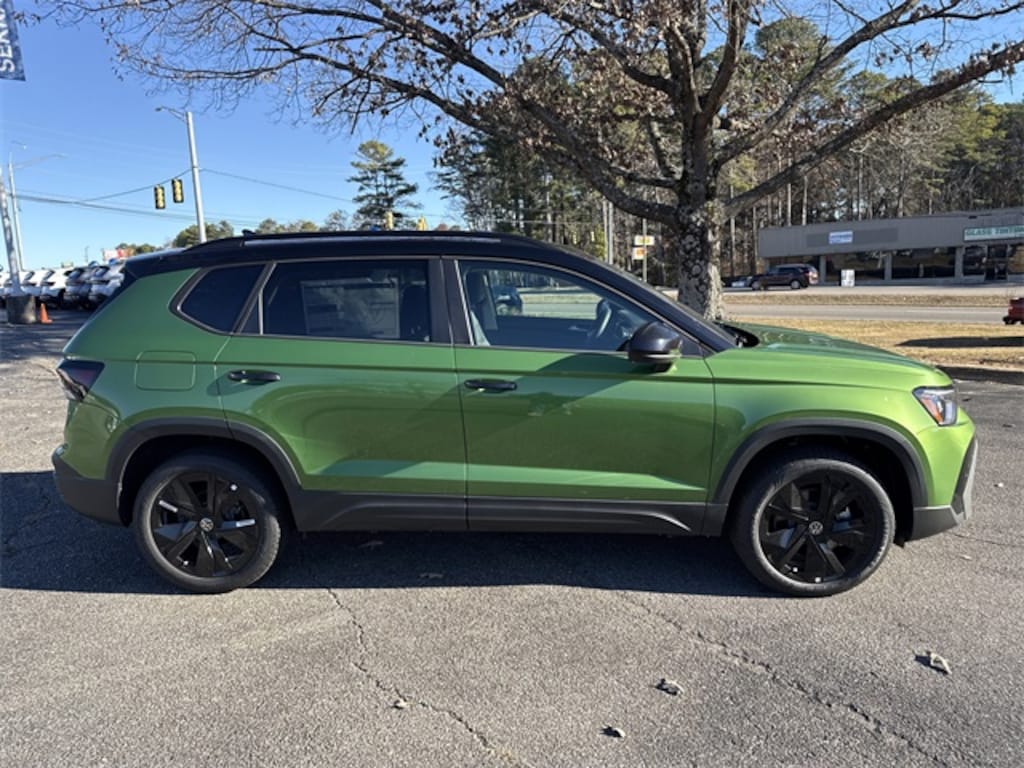 New 2026 Volkswagen Taos 1.5T SE Black SUV