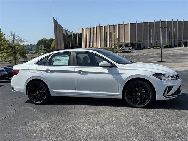 2025 Volkswagen Jetta 1.5T SE photo 3