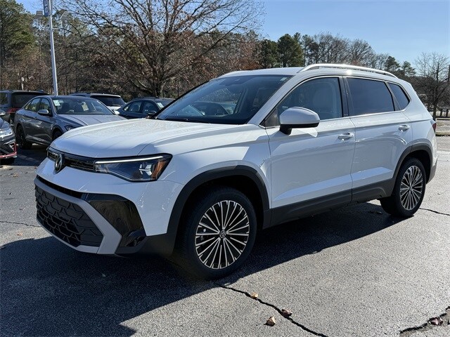 2025 Volkswagen Taos SE photo 2