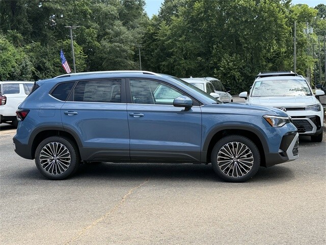 2025 Volkswagen Taos SE photo 3