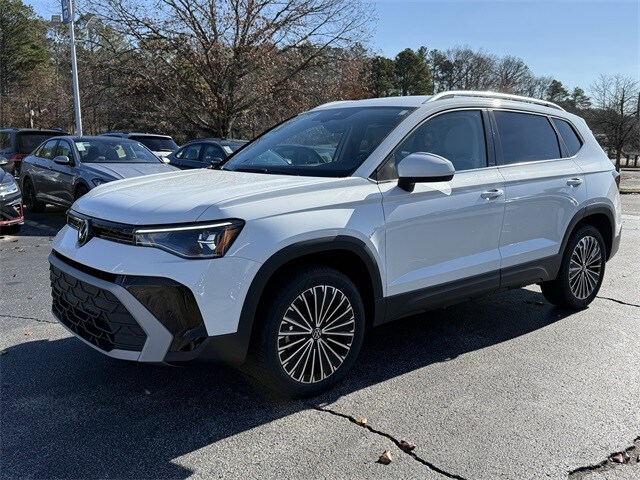 2025 Volkswagen Taos SE photo 2
