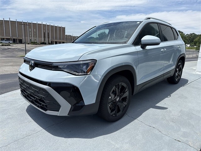 2025 Volkswagen Taos SE photo 2