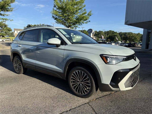 2025 Volkswagen Taos SE's photo