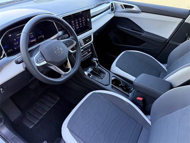 2025 Volkswagen Taos SE photo 4
