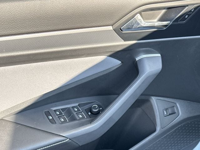 2025 Volkswagen Jetta SE - Photo 9