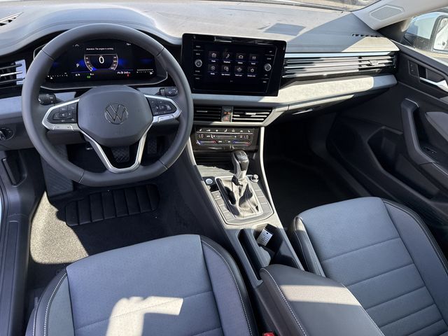 2025 Volkswagen Jetta SE - Photo 11