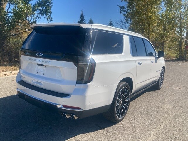 2025 Chevrolet Suburban High Country photo 3