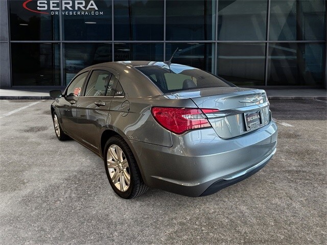 2013 Chrysler 200 Touring photo 2