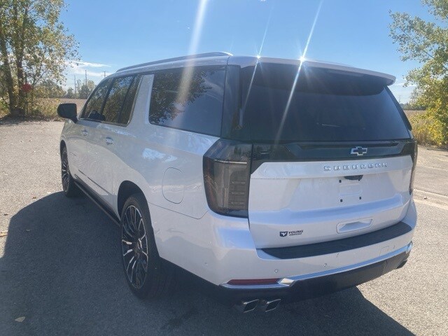 2025 Chevrolet Suburban High Country photo 4