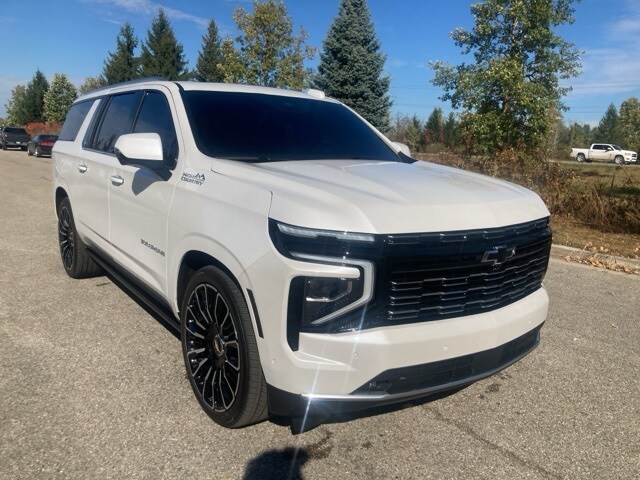 2025 Chevrolet Suburban High Country photo 2