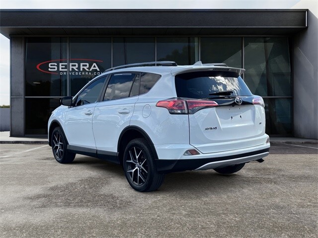 2016 Toyota RAV4 SE photo 3