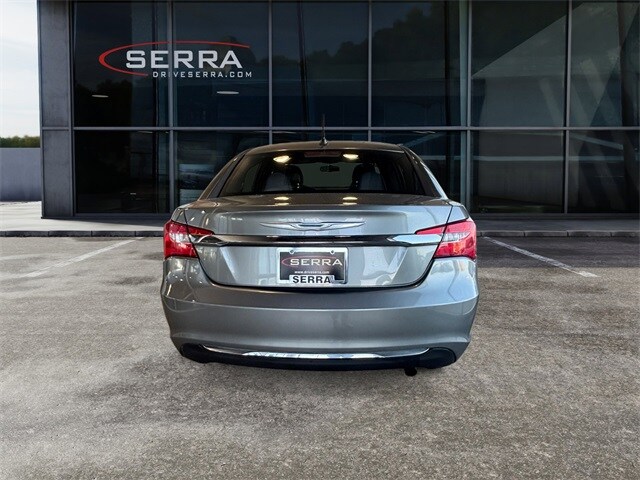 2013 Chrysler 200 Touring photo 3