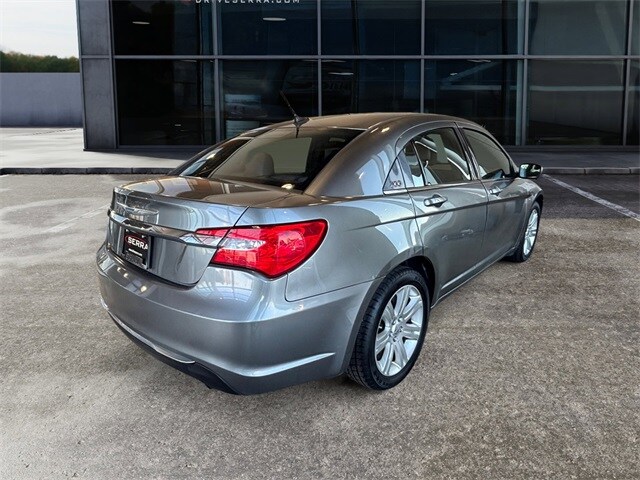 2013 Chrysler 200 Touring photo 4