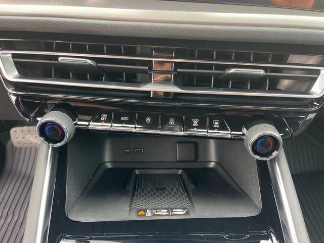 2027 Chevrolet Traverse LT - Photo 30