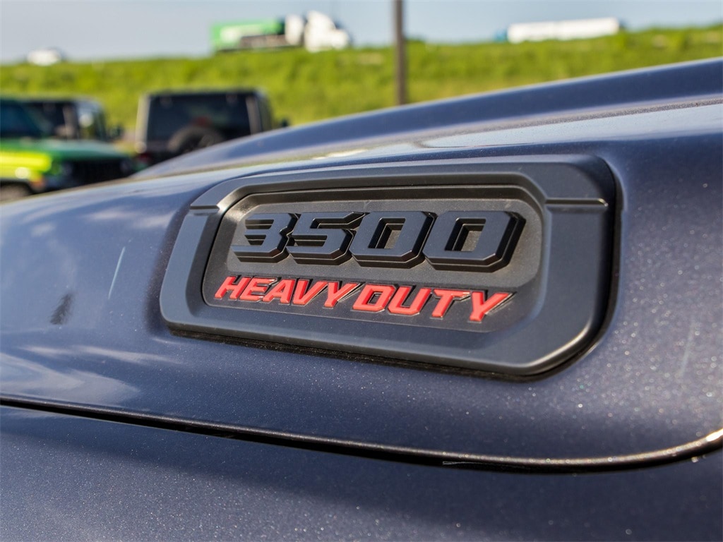 New 2025 Ram 3500 BIG HORN CREW CAB 4X4 8' BOX Pickup