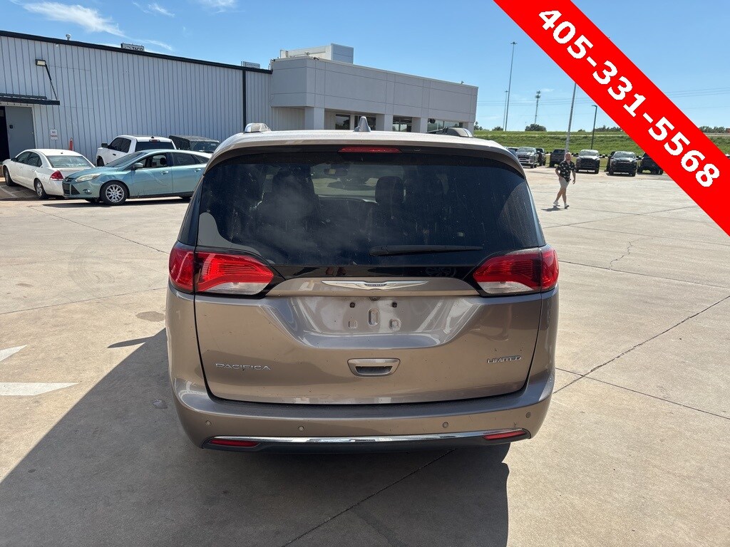 2017 Chrysler Pacifica Limited photo 3