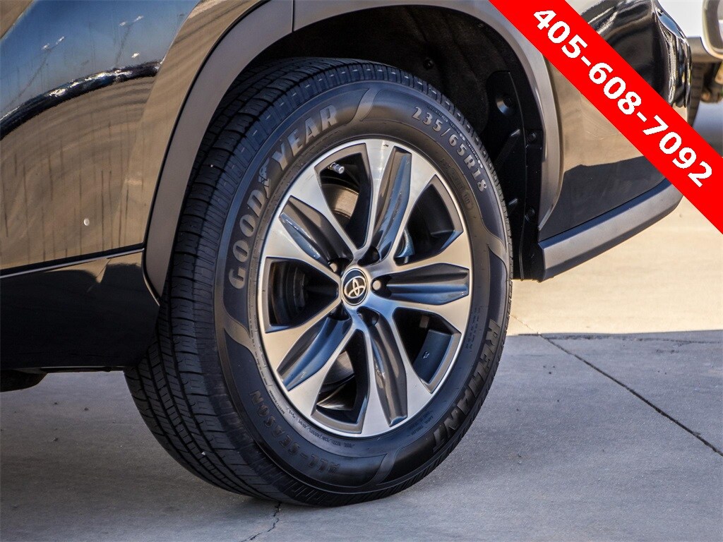 2021 Toyota Highlander XLE photo 2