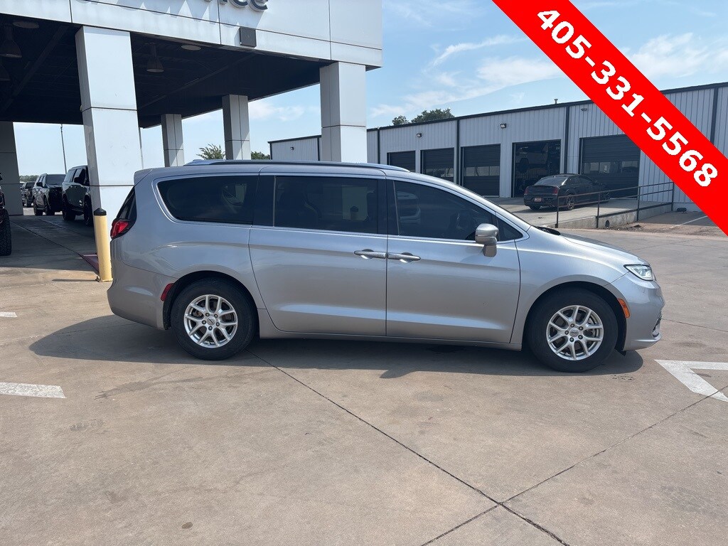 2021 Chrysler Pacifica Touring L photo 2