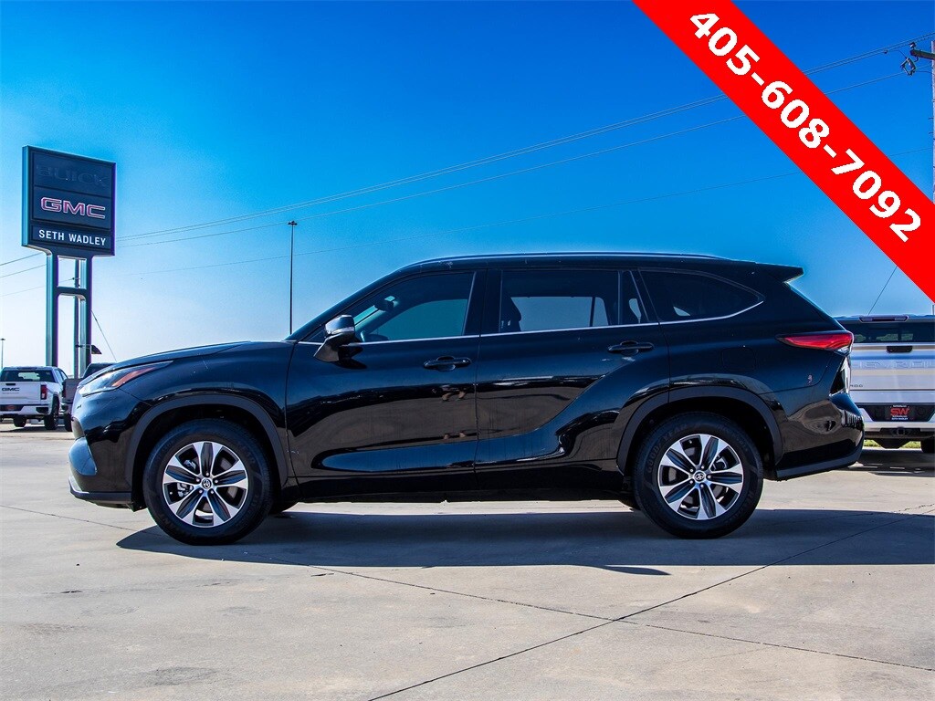 2021 Toyota Highlander XLE photo 3