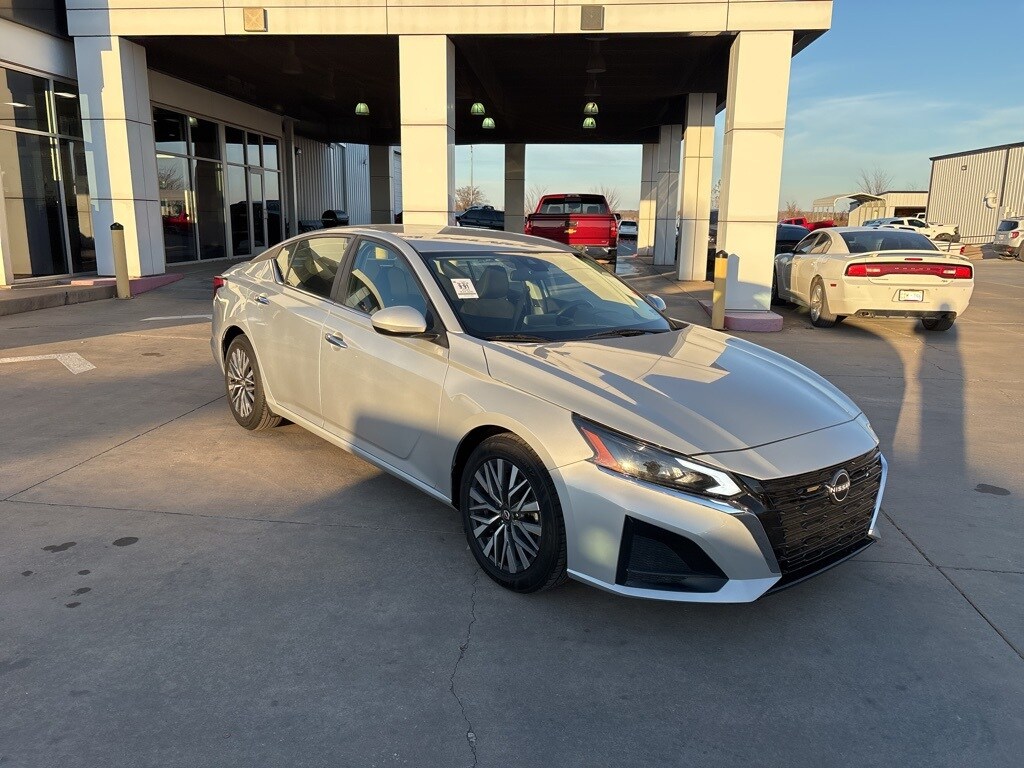 Used 2023 Nissan Altima 2.5 SV Sedan