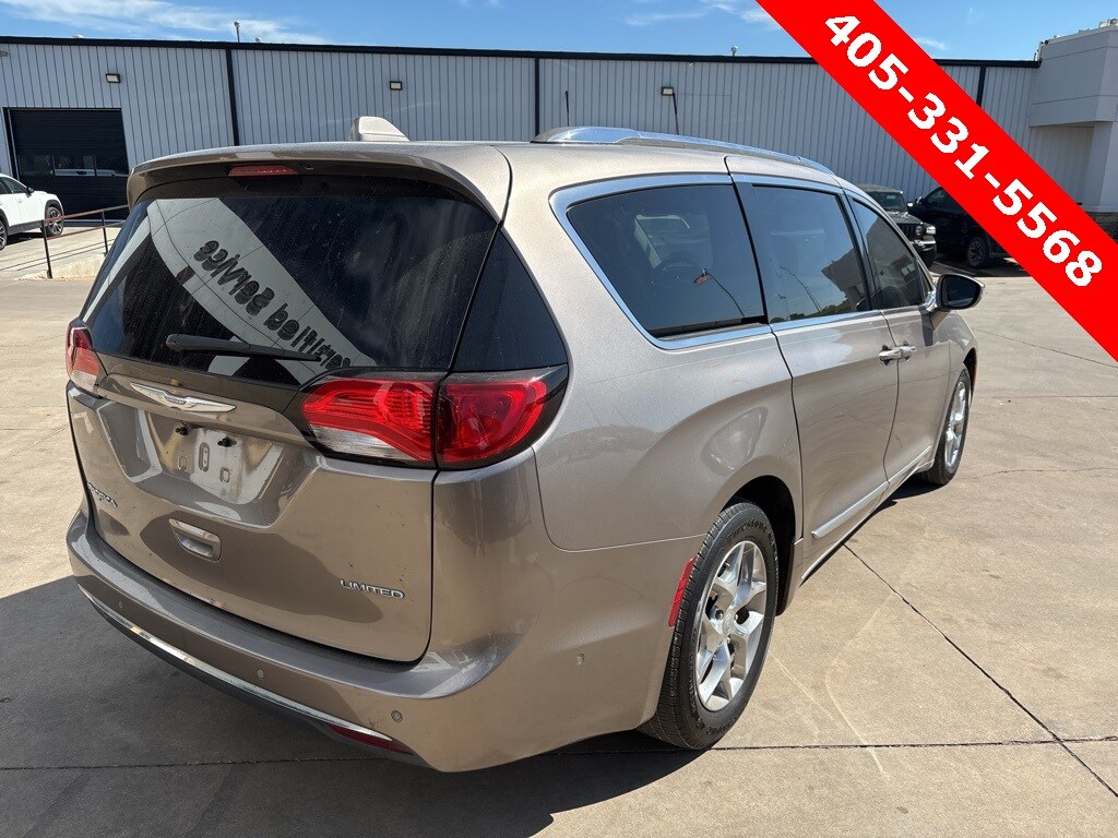 2017 Chrysler Pacifica Limited photo 2