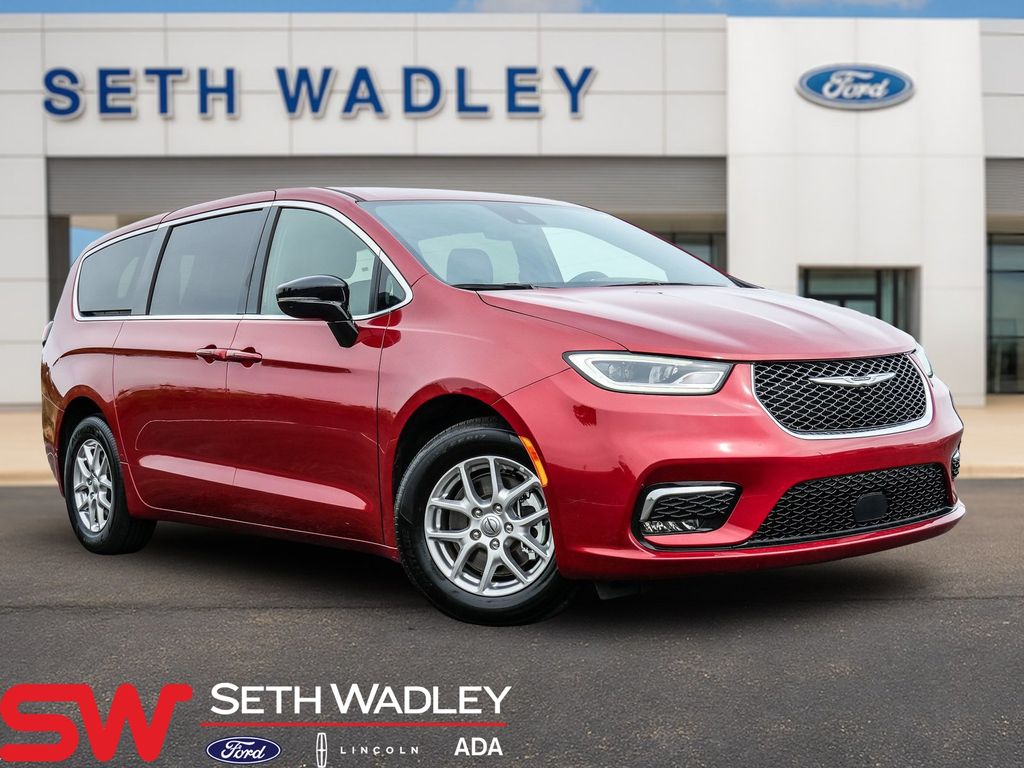 2025 Chrysler Pacifica Select's photo