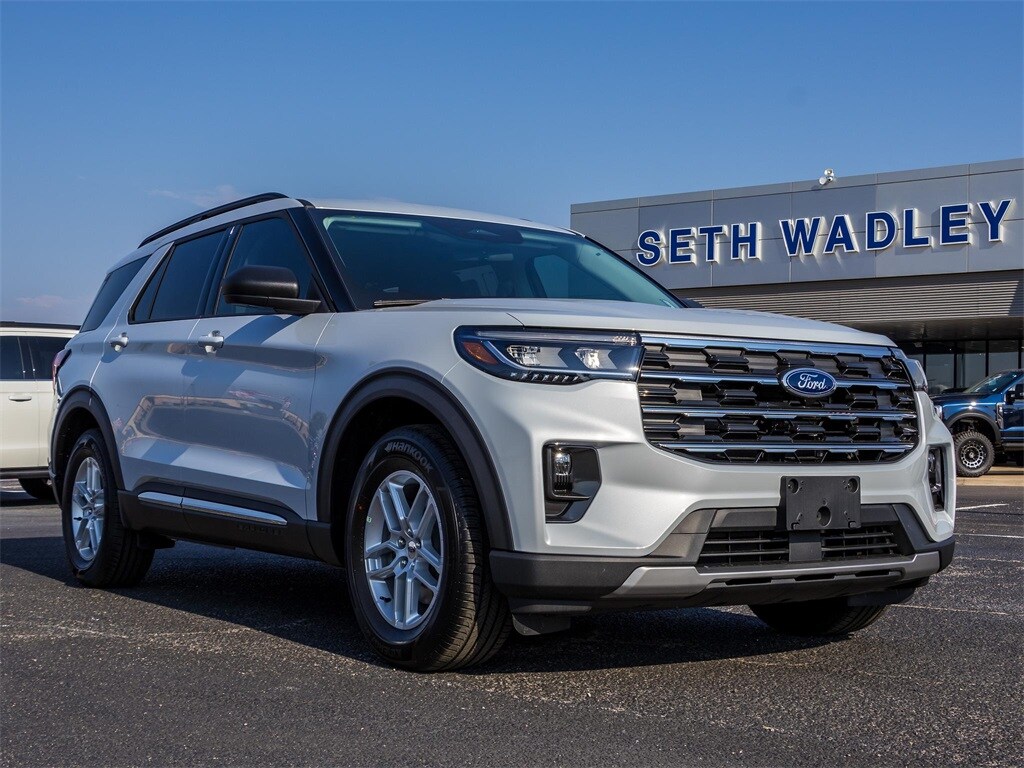 2025 Ford Explorer photo 2