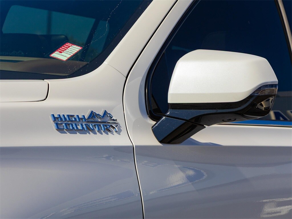 2021 Chevrolet Suburban High Country photo 3