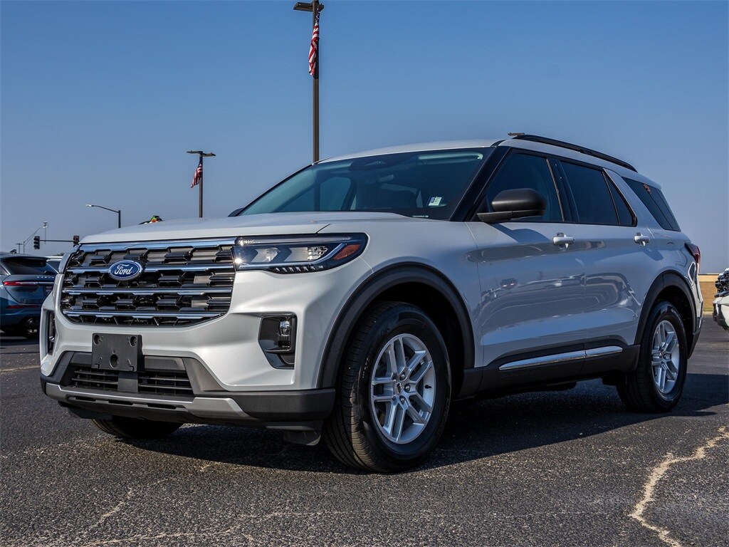 2025 Ford Explorer photo 3