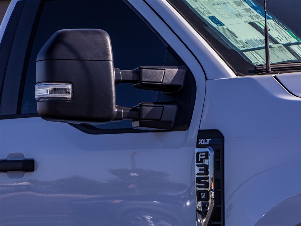 2025 Ford F-350 photo 2