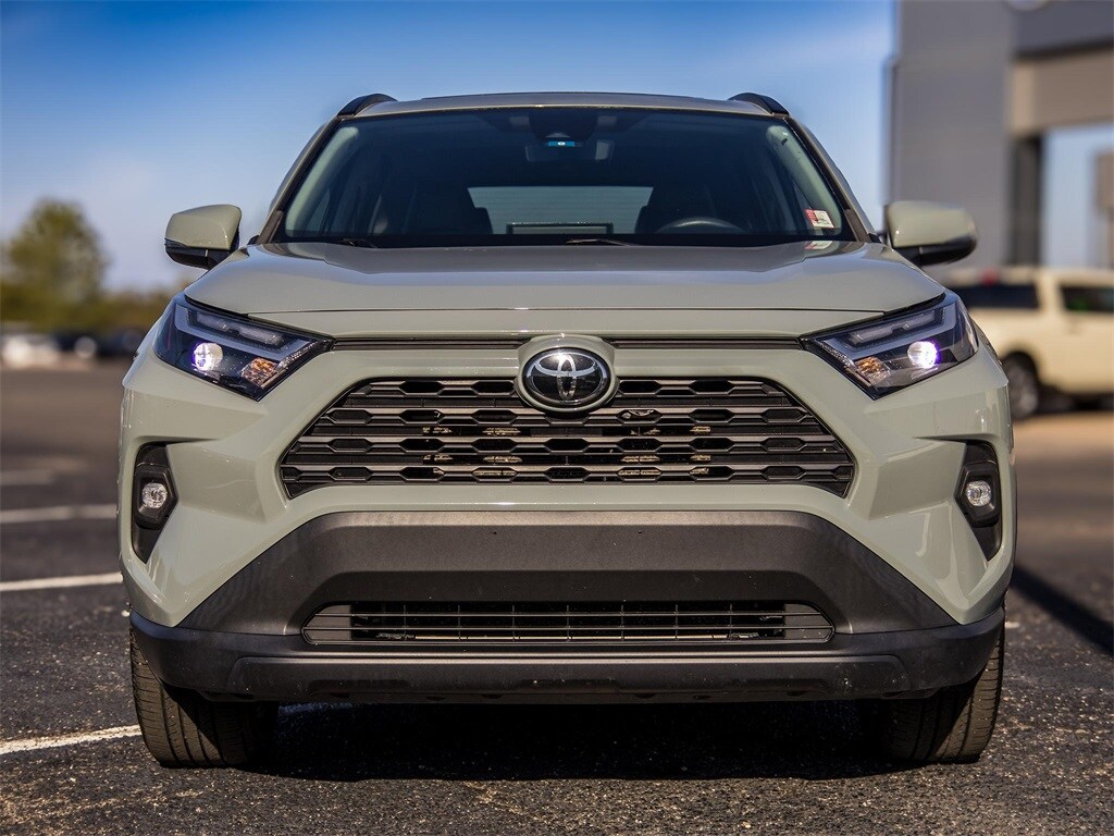 2023 Toyota RAV4 XLE Premium photo 3