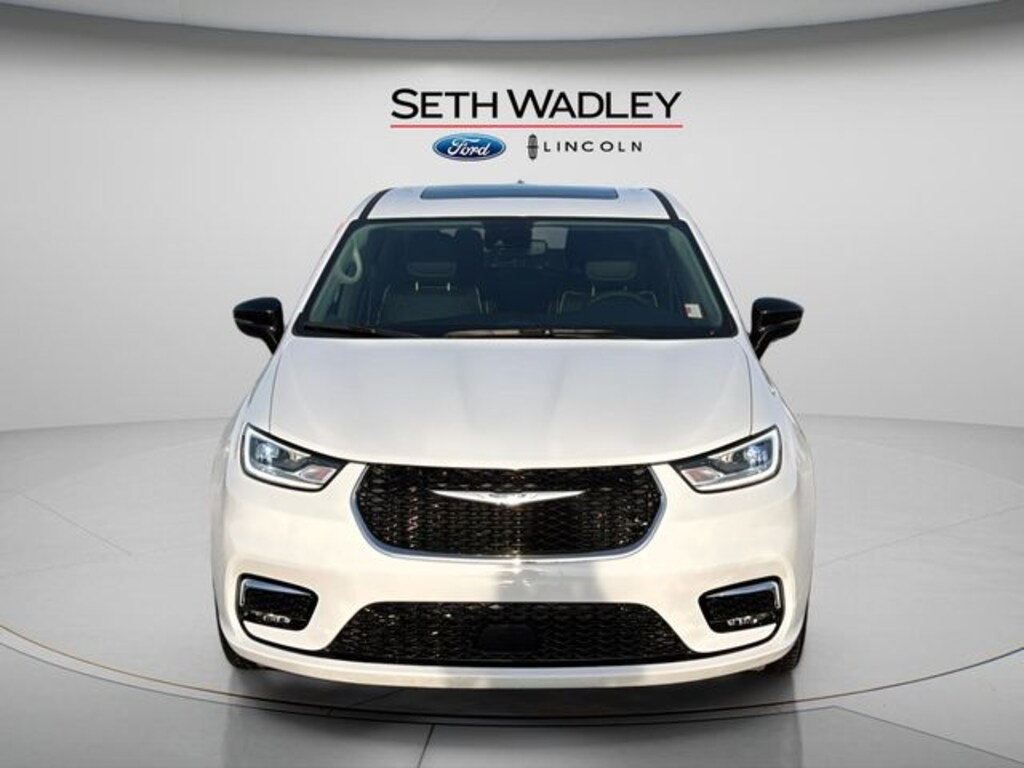 Used 2024 Chrysler Pacifica Limited Minivan/Van