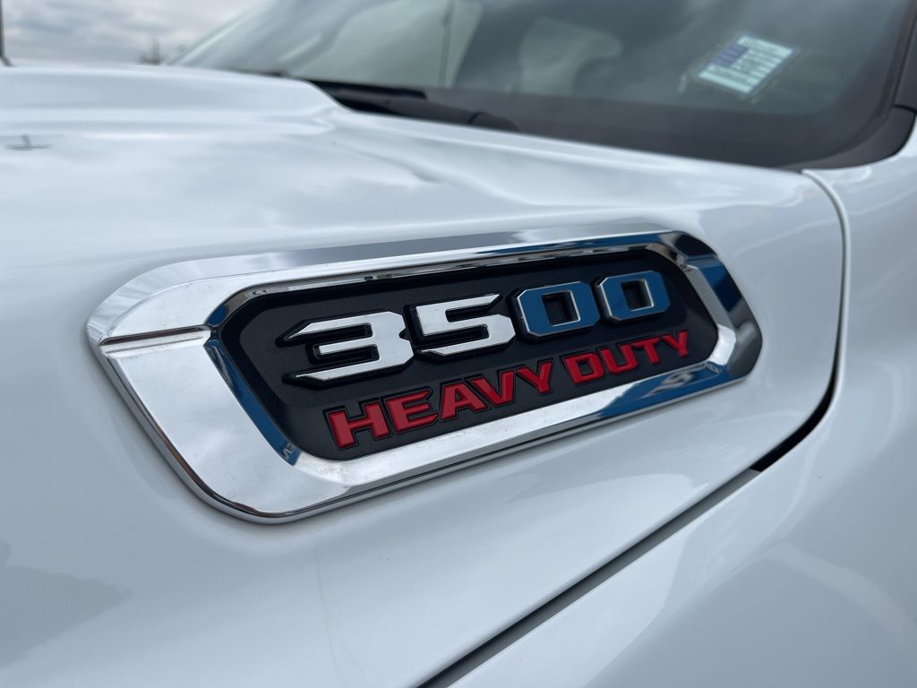 2024 Ram 3500 SLT photo 4