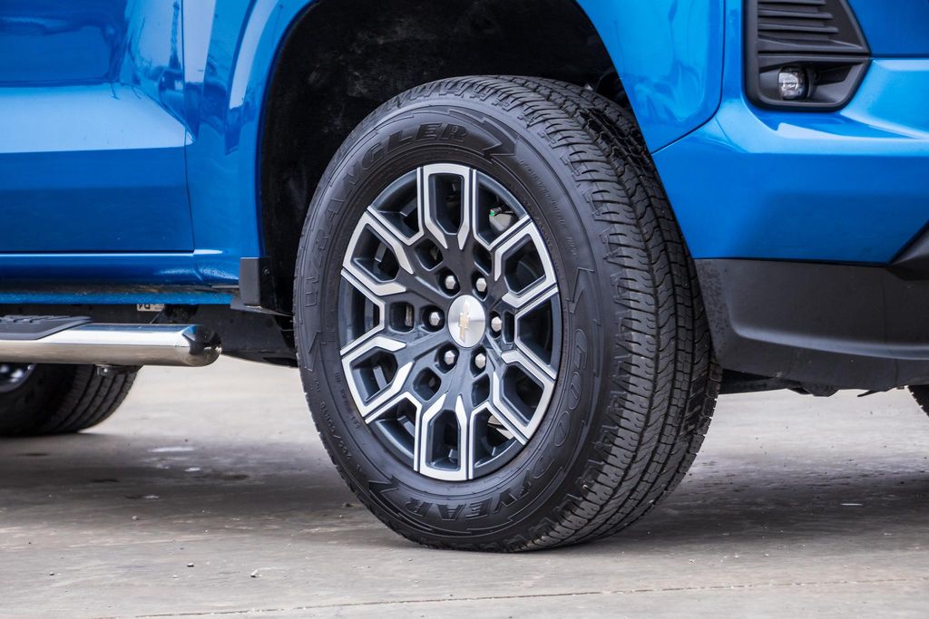 2024 Chevrolet Colorado LT photo 2