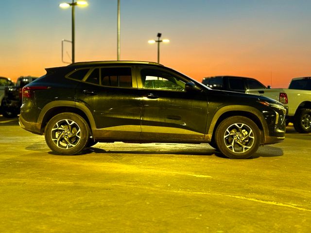 2025 Chevrolet Trax LT photo 4