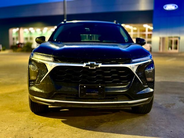 2025 Chevrolet Trax LT photo 2
