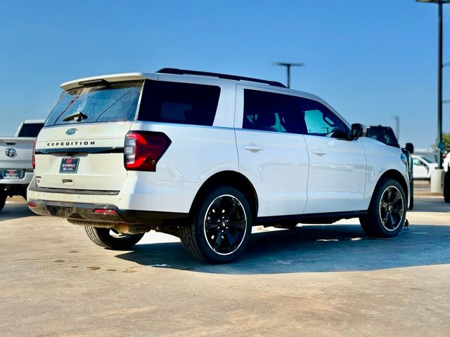 2022 Ford Expedition Limited photo 2