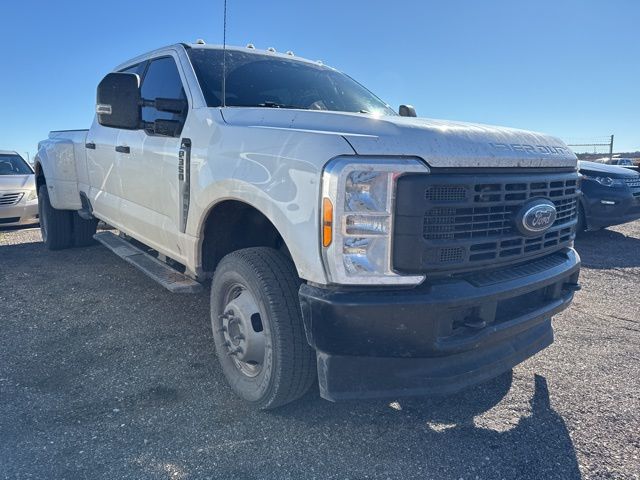 2025 Ford F-350 photo 2